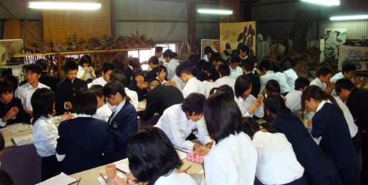 修学旅行で絵付け体験
